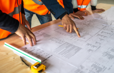 foto operario mirando planos